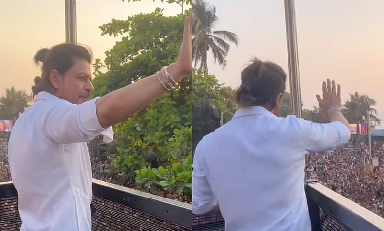 From Mannat with love: SRK's Eid tradition continues to delight fans