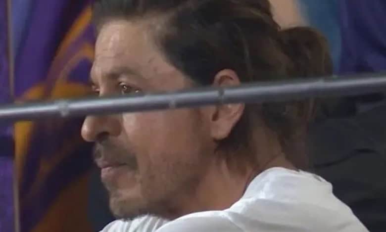 Shah Rukh Khan breaks down in stadium, here's why