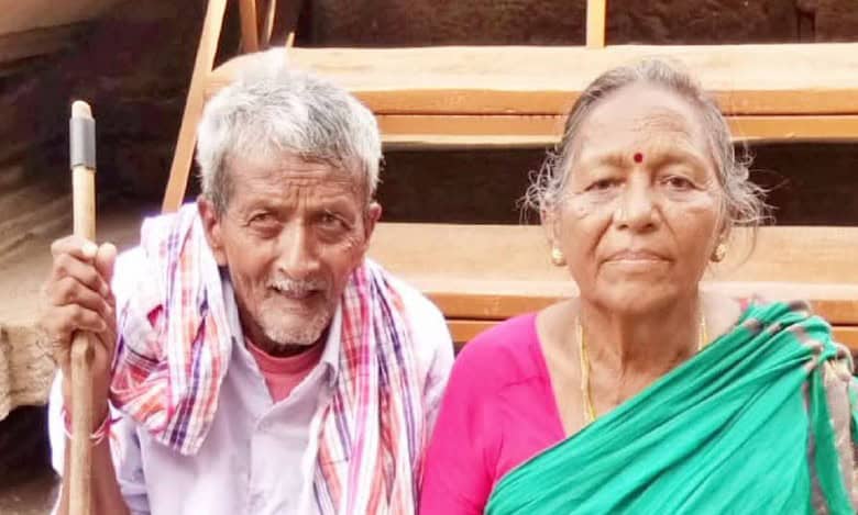 Sugunamma (70) passed away after suffering a heart attack on Thursday. Unable to bear the sudden death of his partner for life, Cheralu (80) died the very next day.