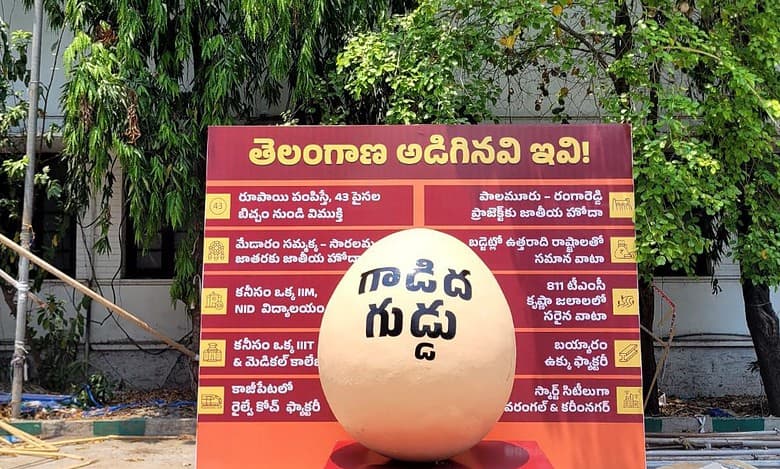A giant model of an egg was erected on a platform on which the picture of a joyful-looking donkey was seen saying “This is what BJP has given.”
