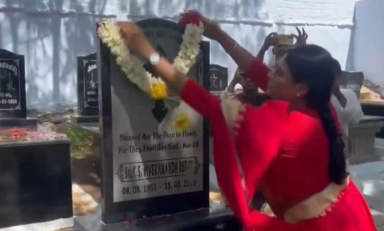 Andhra: YS Sharmila, Sunitha pay tributes to Vivekananda Reddy