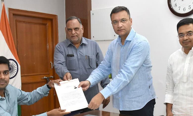 MLA Akbaruddin Owaisi filed one set of his nomination papers on Monday, as the substitute for his brother AIMIM chief Asaduddin Owaisi, to represent the party on behalf of AIMIM for Hyderabad Lok Sabha segment