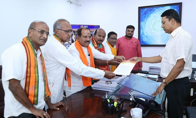 VHP seeks ban on KCR from poll campaigning