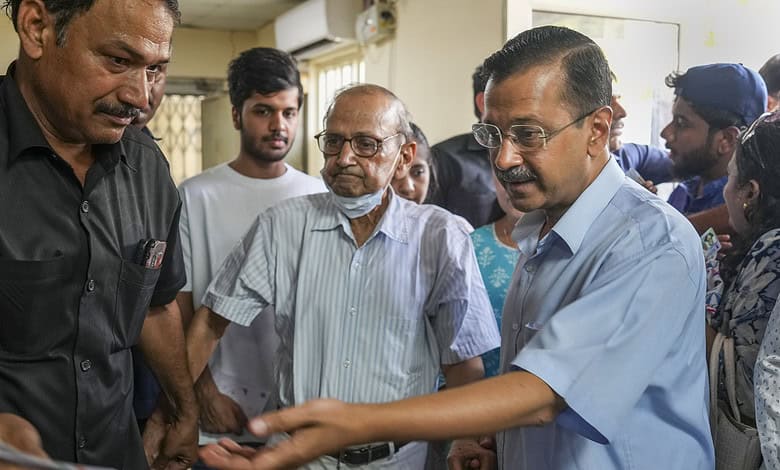Kejriwal casts ballot, says people voting against dictatorship