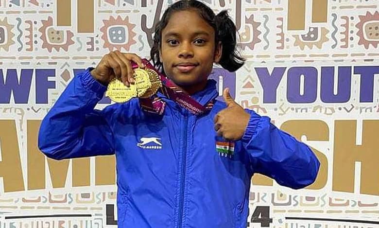 15-year-old Indian girl, Pritismita dazzles world with her amazing weightlifting feat