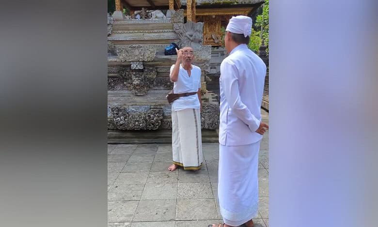 Hindu tourist argues with priest at Bali's Pura Tirta Empul