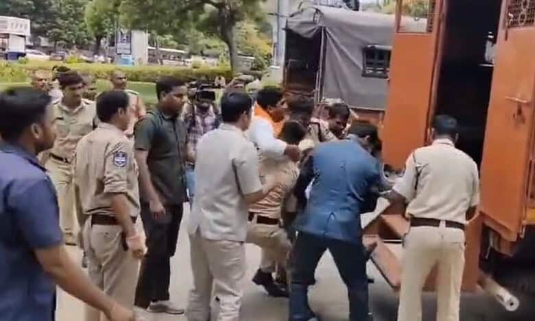 The activists of BJP’s youth wing threaten the State government that the next time they will enter the assembly and protest if Congress’ assurances to the youth aren’t fulfilled.