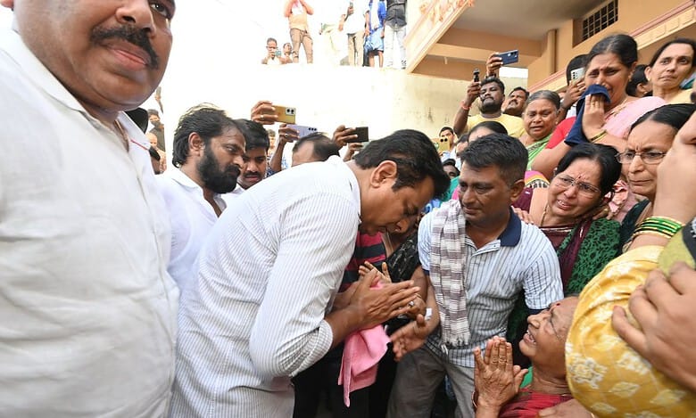 BRS working president KTR demands inquiry by a special investigation team (SIT) or judicial inquiry into the two murders of BRS leaders in Kollapur.