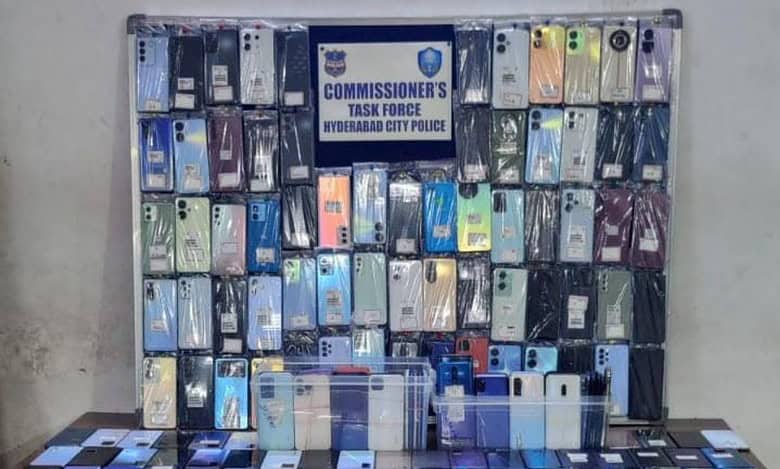 Telangana: Mobile theft gang busted; 31 held, 713 phones seized