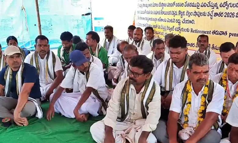 The protesting priests caution that if their demand was not met, they will lock down the Medaram temple from June 5 to 9.