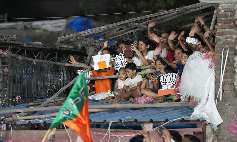 PM Modi begins roadshow in Mumbai, huge crowd greets him