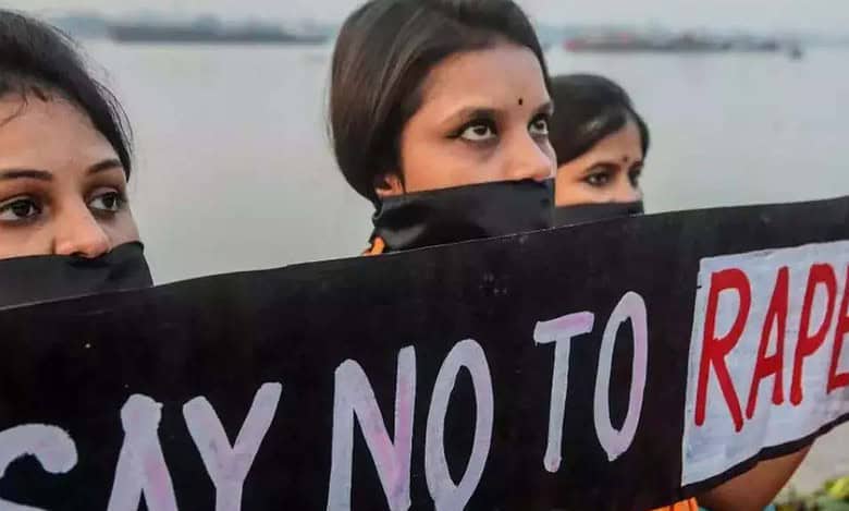 Rapido driver rapes minor who runs away from house after being disciplined by her parents for talking for too long on phone.