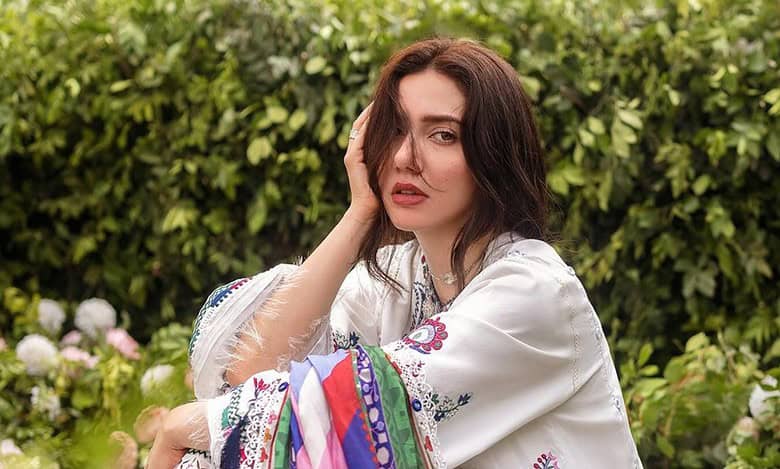 Watch: Audience disrespects Mahira Khan, throws objects at her