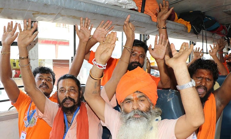 1st batch of over 4600 Amarnath pilgrims arrive in Kashmir