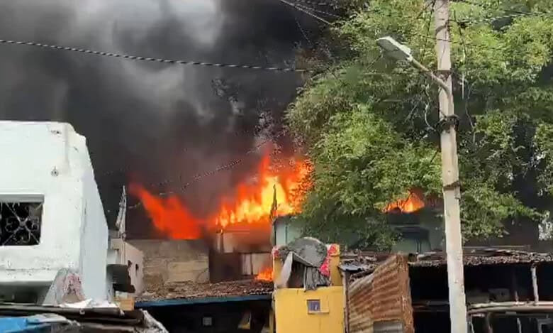 Hyderabad: Massive fire breaks out in Aghapura