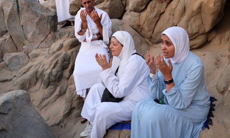 Photos: Haj pilgrims pray on Mount Arafat