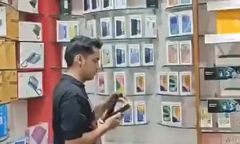 Hyderabad: Mobile phones, electronic items worth Rs 2L stolen from shop near Charminar