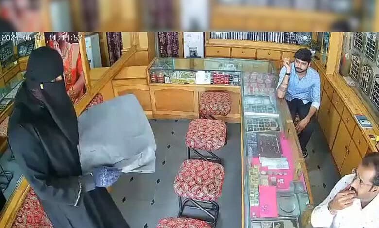 Video: Hyderabad jewellery shop owner thwarts robbery attempt by burqa-clad men