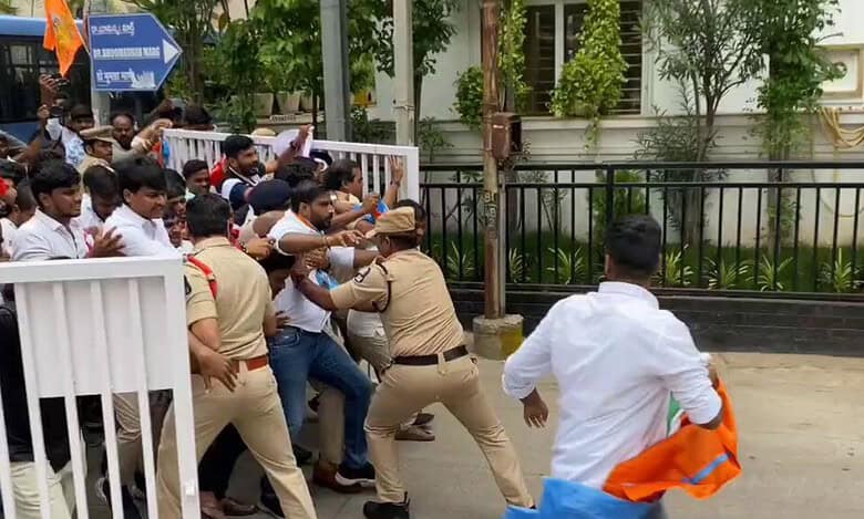 Hyderabad: Students held in protest at Kishan Reddy's residence