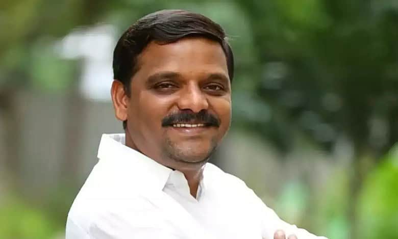 Telangana graduates by-poll: Congress' Teenmaar Mallanna registers victory