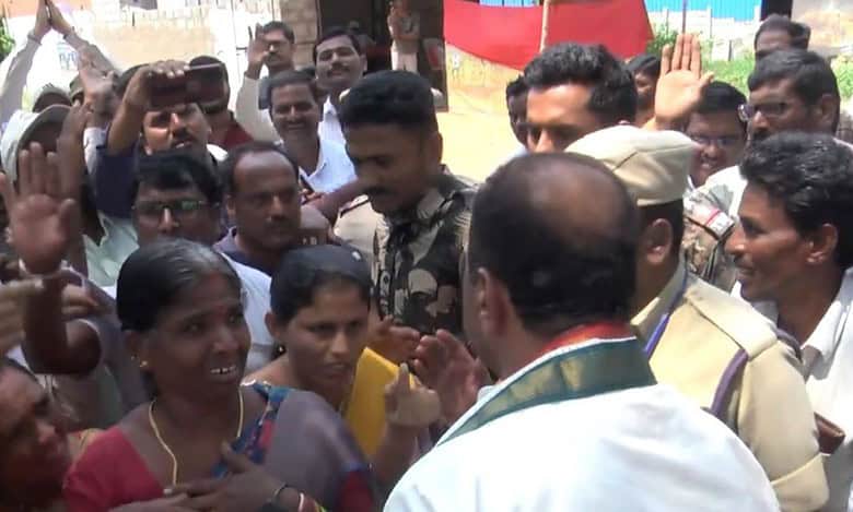 Minister Komatireddy Venkat Reddy leaves the scene, saying there is nothing he can do about the land acquisition for Nalgonda ORR, but assured Indiramma Illu for the land oustees.