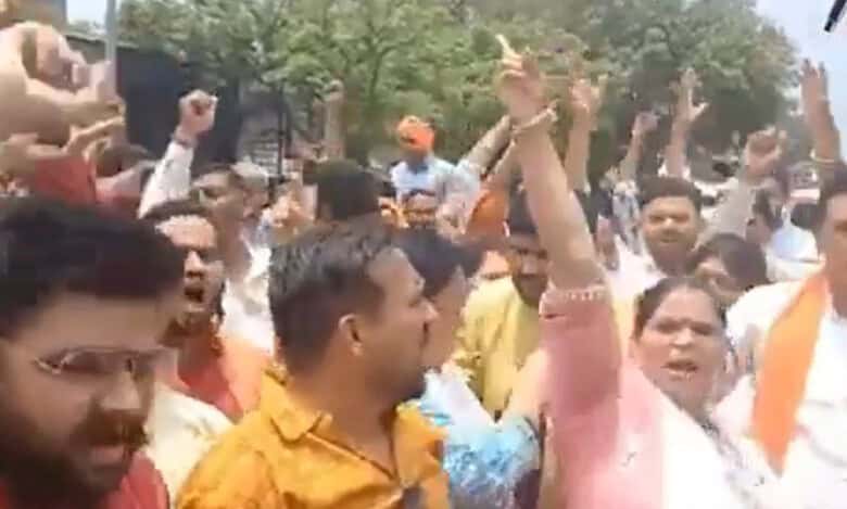 VHP, Bajrang Dal members disrupt interfaith marriage, threaten UP police