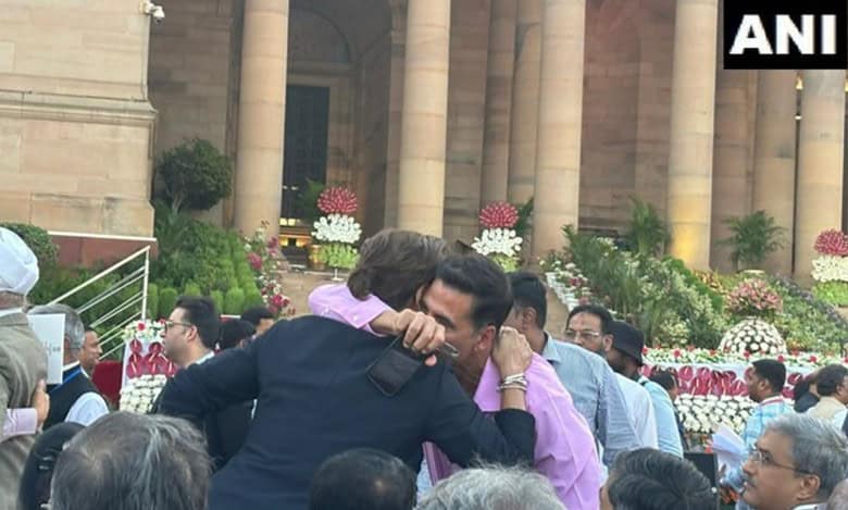 SRK, Akshay Kumar's heartwarming hug steals show at PM Modi's swearing-in ceremony