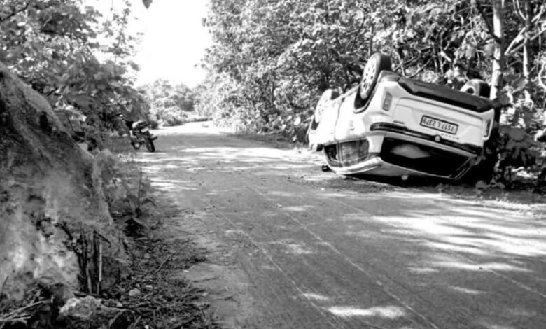 Prabhakar and his wife Lalitha were returning home from their relatives place in Mopal mandal late Tuesday night when the accident happened.