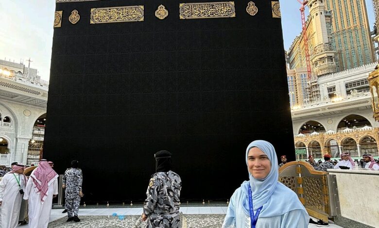 Australian diplomat Lauren Stasinowsky participates in washing of Kaaba