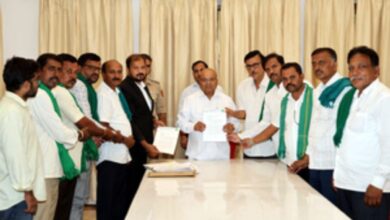 Farmers with Karnataka Guv Thawar