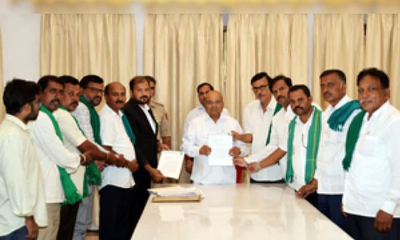 Farmers with Karnataka Guv Thawar
