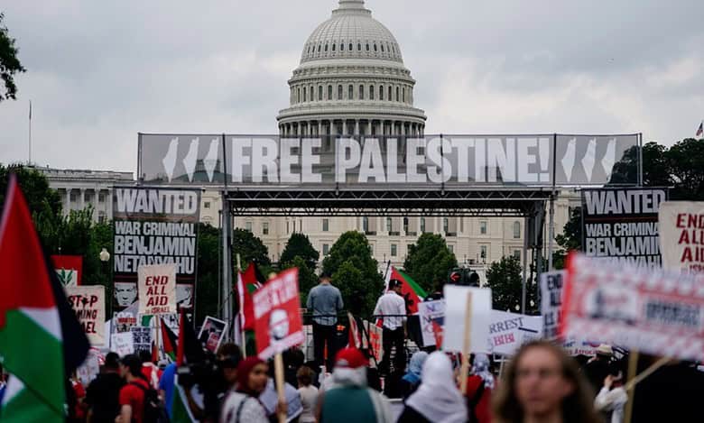 Protestors raise Palestinian flag, take down and burn US flag near Congress
