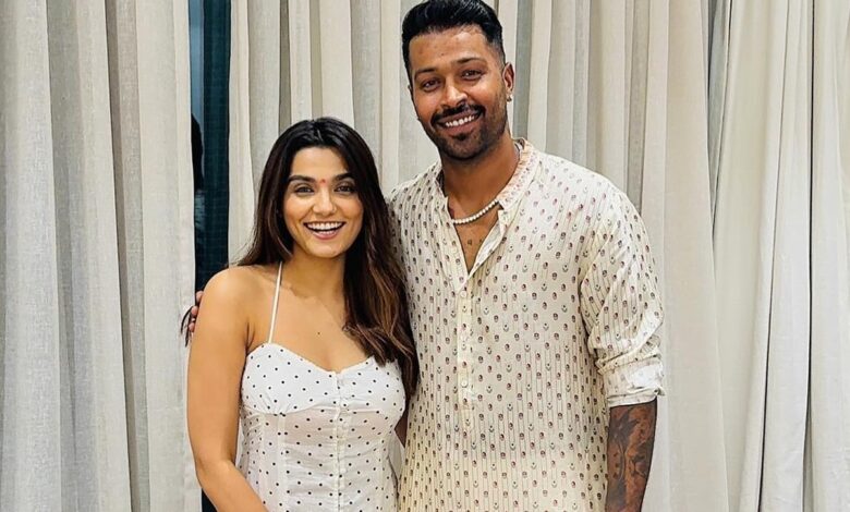 Hardik Pandya's photo with unknown girl breaks internet