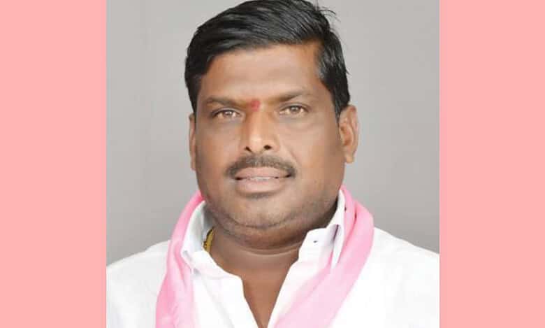 Ex-BRS MLA Gudem Mahipal Reddy meets KCR.