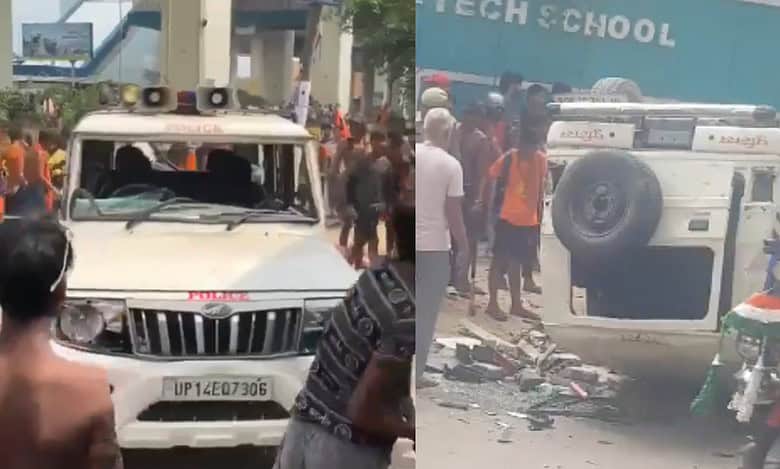 UP: Kanwariyas vandalize, overturn police vehicle after it hits one of them