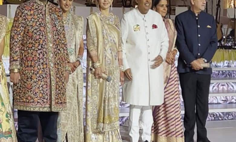 Ambani family hosts reception for media, Reliance employees