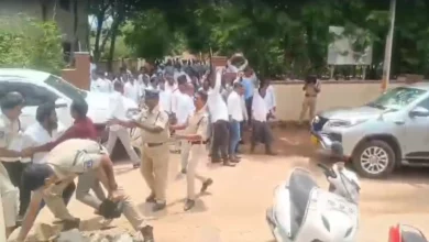 Congress workers throws eggs on MLA Kale Yadaiah’s vehicle