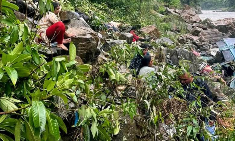 An Indian passenger bus with 40 people onboard has plunged into the Marsyangdi river in Tanahun district, confirms Nepal Police.