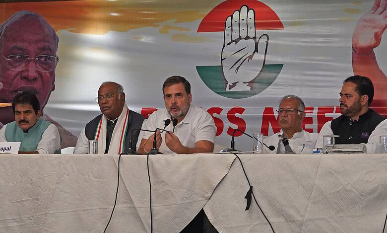 J-K statehood priority: Mallikarjun Kharge, Rahul in Srinagar