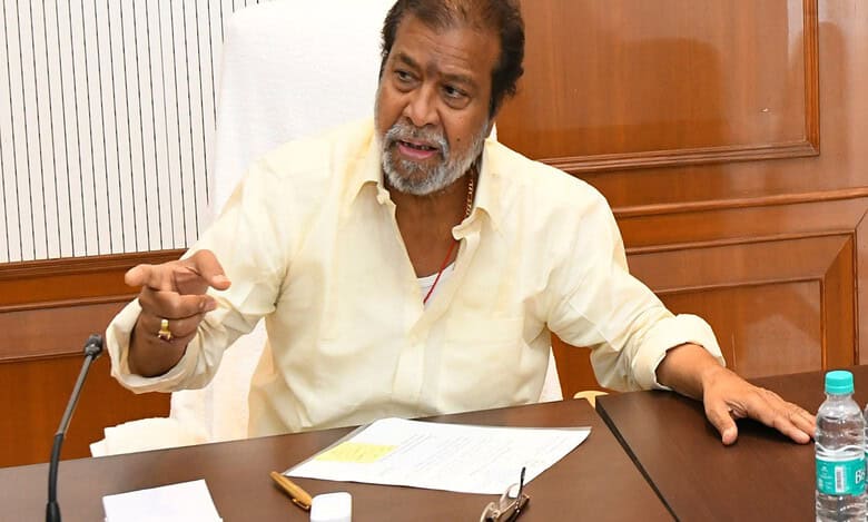 Health min calls for central monitoring system for hospitals in Telangana