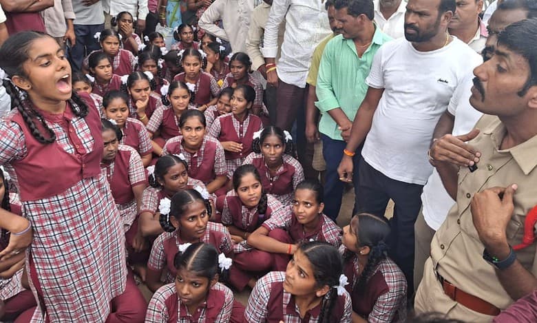 Hyderabad Students protest over 'worm' infested food served at Gurukul