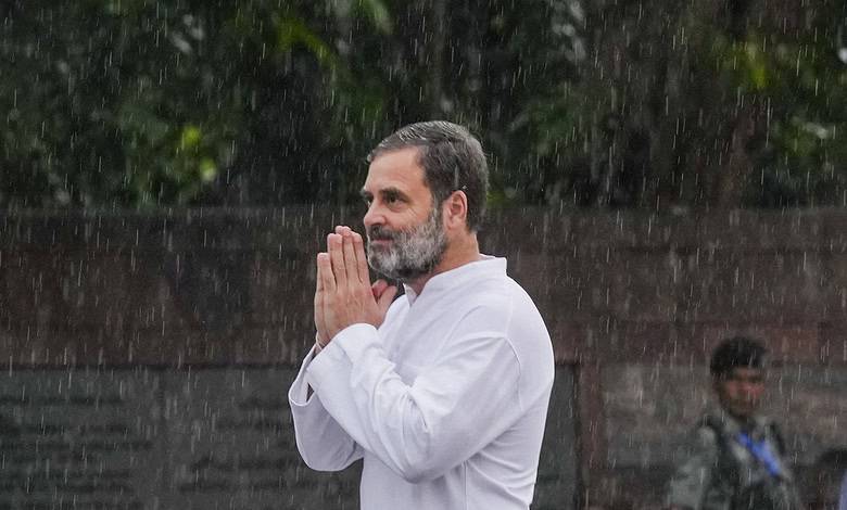 Rahul Gandhi relishes Kashmiri ‘Wazwan’ at Srinagar’s famous hotel