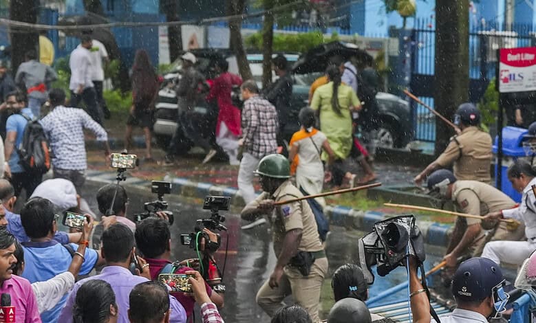 Kolkata: Police personnel lathicharge on ABVP activists during their march to Swasthya Bhawan, in protest against the alleged rape and murder of a post graduate trainee doctor, in Kolkata, Tuesday, Aug 20, 2024. (PTI Photo/Swapan Mahapatra)