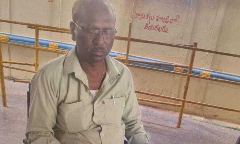ACB officials arrested the executive officer of Sri Musalamma Jathara Temple after catching him red-handed while accepting a bribe