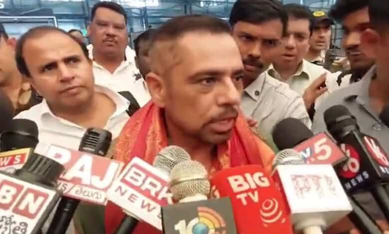 Robert Vadra arrives in Hyderabad, to meet children with disabilities and others