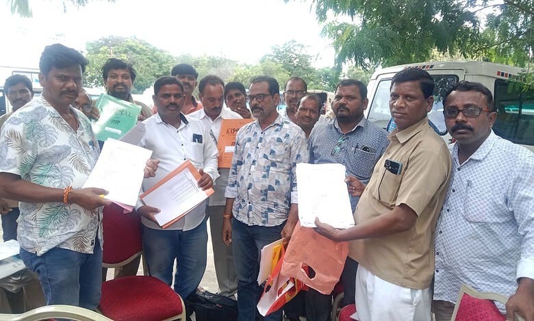 Hyderabad: Fired TGSRTC employees urge govt to reinstate them