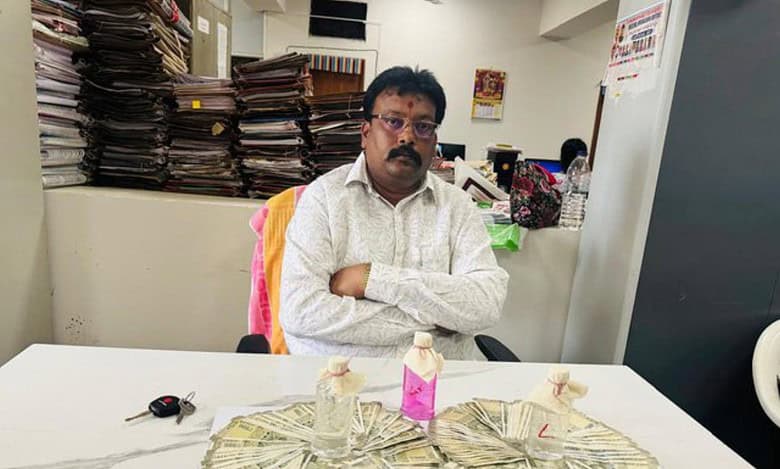 Telangana: ACB nabs assistant registrar for accepting Rs 1 lakh bribe