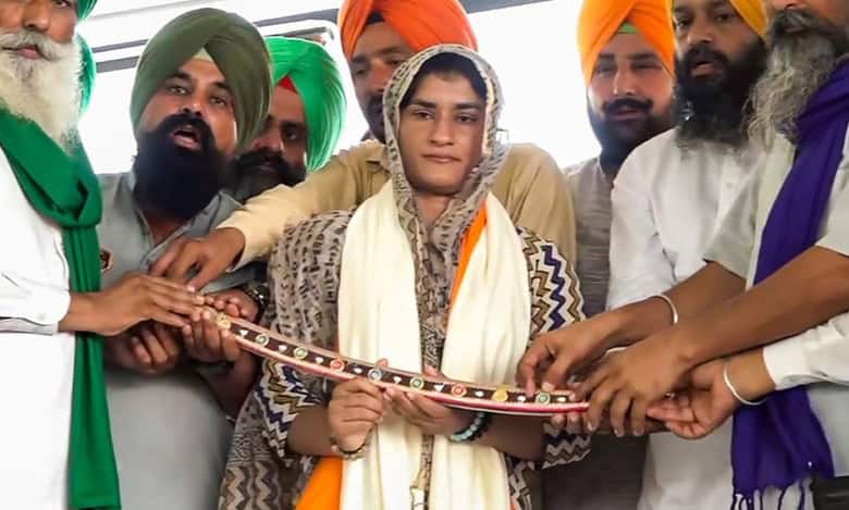 Vinesh phogat with kisan (Farmers)