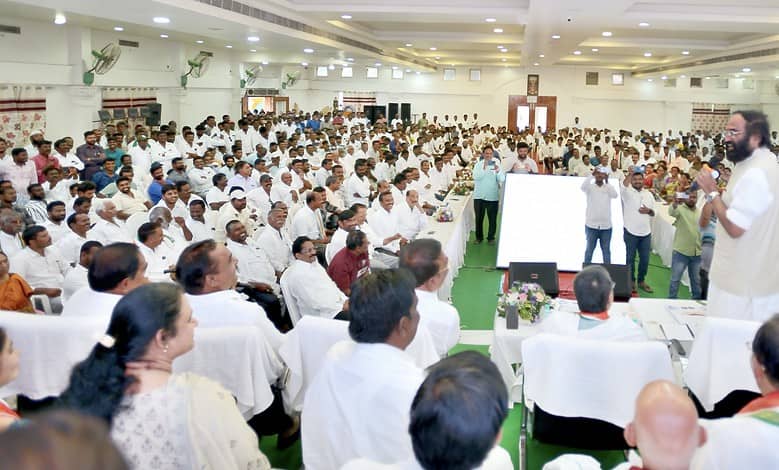 Uttam asks Telangana Congress SM workers to counter BRS online