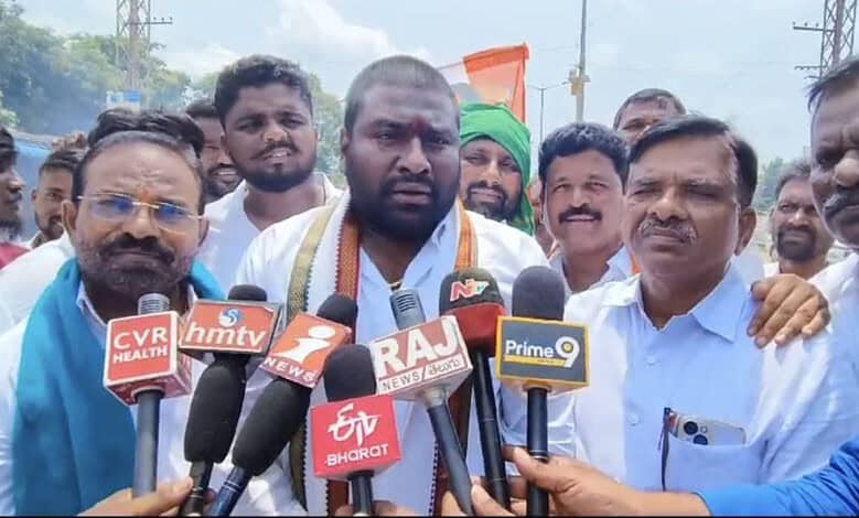 Telangana: Congress Mulugu prez burns KTR effigy for remarks on women